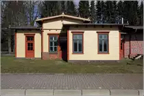 Schiffdorf. Das ehemalige Bahnhofsgeb�ude im Ortsteil Geestenseth. Heute ist das 1899 erbaute, denkmalgesch�tzte Geb�ude die Produktionsst�tte des Theaters  Das Letzte Kleinod , das in Deutschland, Europa und der Welt an ungew�hnlichen Orten Theaterproduktionen auff�hrt. 19.03.2019 
https://www.das-letzte-kleinod.de/ 