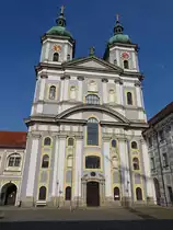 Waldsassen, Klosterkirche Maria Himmelfahrt, m�chtige Wandpfeilerkirche, Vierung mit Pendentivkuppel, eingezogenem Langchor, erbaut von  1685 bis 1704 durch Abraham Leuthner und Georg Dientzenhofer, Zweiturmfassade ab 1697 von Bernhard Schie�er (22.04.2018)