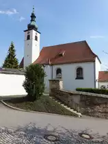 Wondreb, Katholische Pfarrkirche Mari� Himmelfahrt, Wandpfeilerkirche, verputzter Massivbau mit Satteldach, leicht vorspringendem Querhaus, erbaut von 1577 bis 1583, erweitert 1713 durch Philipp M�hlmayer (22.04.2018)