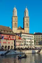 Z�rich, Grossm�nster mit Doppelturmfassade, Zunfth�user, Limmat. Aufnahme vom 24. April 2014, 19:08