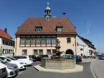 L�wenstein, Rathaus von 1952, davor der Martkbrunnen mit L�wenfigur (29.04.2018)