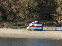 Hamburg am 19.3.2019: „Alter Schwede“ bemalt mit den Vereinsfarben des FC St. Pauli aus Anla� des Stadtderbys gegen den HSV /
„Alter Schwede“ ist ein gro�er Findling, der 1999 bei Baggerarbeiten in der Elbe gefunden wurde, am Elbstrand von �velg�nne wurde er im Juni 2000 aufgestellt und „getauft“, er ist ein gesch�tztes Naturdenkmal, Umfang  19,7 m, H�he von 4,5 m, Gewicht 217 Tonnen /
