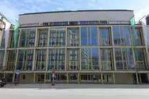 Hamburg am 24.3.2019: Frontansicht der „Hamburgische Staatsoper“ an der Dammtorstra�e in der Hamburger Neustadt, das Opernhaus blickt auf eine �ber 300-j�hrige Geschichte zur�ck, weiterhin haben hier das „Philharmonische Staatsorchester Hamburg“ sowie das „Hamburg Ballett“ ihr zuhause   /