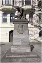 Bremerhaven. Vor dem Haus Martin-Donandt-Platz 22 steht seit 1910 ein Denkmal zur Erinnerung an Friedrich Ludwig Jahn, bekannt als Turnvater Jahn. 02.04.2019