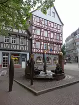 Nagold, Fachwerkh�user und Brunnen in der Marktstra�e (10.05.2018)