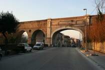 Ein Bauwerk was sowohl den Bombenangriff als auch das Erdbeben sicher �berstanden hat, ist das Aqu�dukt, was sich quer durchs Tal zieht und Avellino sowie Atripalda in den letzten Jahrhunderten mit Wasser versorgte. Hier �berquert es die Via Francesco Tedesco.