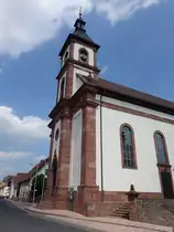 Esselbach, sp�tbarocke Katholische Pfarrkirche St. Margareta, Saalkirche mit eingezogenem Rundchor, Fassadenturm mit Pyramidendach und Laterne, erbaut bis 1779 durch Emanuel Joseph von Herigoyen (12.05.2018)