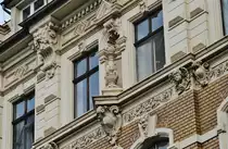 Stuck-Ornamente an alten Gr�nderzeit Fassaden in der Simonstra�e am Arrenberg. Aufnahmedatum: 09.04.2019