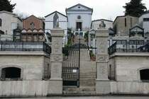 Ein ungewohntes Bild sind f�r mich auch immer noch die terassenf�rmig angelegten Friedh�fe mit Wandbestattung.