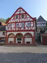 Karbach, Gasthaus zum Stern in der Hauptstra�e, zweigeschossiger giebelst�ndiger Schopfwalmdachbau, Zierfachwerkobergeschoss, erbaut 1703 (12.05.2018)