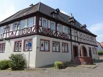 Kreuzwertheim, Fachwerkhaus am Kirchplatz, zweifl�geliger zweigeschossiger Walmdachbau mit Zierfachwerkobergeschoss, erbaut um 1600 (12.05.2018)