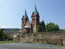 Neustadt am Main, ehem. Benediktinerklosterkirche St. Michael, dreischiffige Basilika mit Rundapsis und zwei Ostt�rmen mit Giebeln, Bruchsteinmauerwerk mit Sandsteingliederungen, neuromanischer Wiederaufbau auf teilweise erhaltenen Mauerresten nach Pl�nen von Heinrich H�bsch von 1858 bis 1875 (12.05.2018)