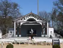 Die Freilichtb�hne im Kurgarten des Ostseebades Boltenhagen nahe der Seebr�cke . (April 2019)