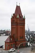 Der Br�ckenturm der zwischen 1896 und 1900 errichteten Hubbr�cke in der Stadt L�beck. (April 2019)