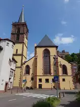 Wertheim, Evangelische Stiftskirche, dreischiffige flach gedeckte Pfeilerbasilika mit polygonalem Chor, Glockenturm in der Flucht der Westfassade, erbaut ab 1383 (12.05.2018)