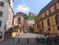 Wertheim, Blick in die Schulgasse mit St. Kilian Kapelle, Burg und Langhaus der Stiftskirche (12.05.2018)