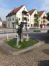 Elsenfeld, Brunnen mit Figuren in der Hauptstra�e (13.05.2018)