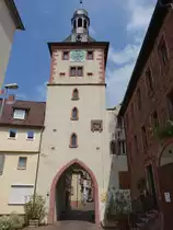 Klingenberg am Main, Brunntorturm, sechsgeschossiger Torturm �ber quadratischem Grundriss mit spitzbogiger Durchfahrt und verschieferter welscher Haube, 15. Jahrhundert (13.05.2018)