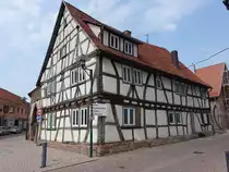 M�mlingen, Fachwerk Bauernhaus, zweist�ckiges Fachwerkhaus mit Satteldach in Ecklage, erbaut im 18. Jahrhundert (13.05.2018) 