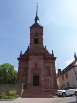 R�llfeld, katholische Pfarrkirche Mari� Himmelfahrt, Saalbau mit eingezogenem halbrund schlie�endem Chor und verschiefertem Satteldach, 
Blendfassade mit obeliskengeschm�cktem Volutengiebel, vorgestellter Turm auf quadratischem Grundriss mit verschieferter Zwiebelhaube, 
erbaut von 1623 bis 1624 (13.05.2018)