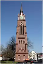 Jever. Der freistehende Glockenturm in der Altstadt wurde 1876 als Ersatz f�r einen �lteren Holzturm errichtet. Zun�chst mit einer H�he von 20 Metern, 1902 wurde er auf 52,60 m erh�ht. 18.04.2019