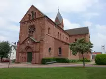 W�rth am Main, St. Nikolaus Kirche, dreischiffige Basilika auf kreuzf�rmigem Grundriss und leicht eingezogener Rundapsis, erbaut von 1896 bis 1898 (13.05.2018)