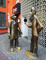 K�LN-T�NNES UND SCH�L-DENKMAL
Auch ich hatte es bisher noch nicht entdeckt,das Bronze-Denkmal der beiden K�lner Originale  T�NNES UND
SCH�L ,gegen�ber der romanischen Kirche GROSS ST. MARTIN- die Nasen der beiden sind von zahllosen
Ber�hrungen der Touristen blankgerieben....am 22.4.2019...