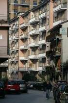 Die Wohnh�user, die eilig in den 80er Jahren errichtet wurden, wirken sehr schmucklos und erinnern an die Bauten, die in den Notjahren in Deutschland errichtet wurden. Sie sind aber immer noch ansehnlicher als die meisten Plattenbauten in der ehemaligen DDR. Hier ein Wohnhaus in der Via Termino.