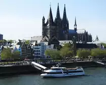 K�LN AM RHEIN-DOM UND GROSS ST. MARTIN
Am 22.4.2019 ein Blick vom DEUTZER Rheinufer- vorne eine der 12 gro�en romanischen Kirchen in der
Innenstadt.Im 12. Jahrhundert wurde GROSS ST. MARTIN auf Fundamenten r�mischer Bauten errichtet und
pr�gte die skyline der Stadt schon,als mit dem Bau des Doms noch nicht einmal begonnen worden war....