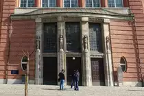Hamburg am 2.4.2019: Haupteingang der ehemaligen „Ingenieursschule“ am Berliner Tor 21. Heute Hochschule f�r Angewandte Wissenschaften (HAW), Von 1911 bis 1914 nach dem Entwurf des damaligen Baudirektors Fritz Schumacher erbaut. 