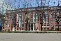 Hamburg am 2.4.2019: die ehemalige „Ingenieursschule“ am Berliner Tor 21. Von 1911 bis 1914 nach dem Entwurf des damaligen Baudirektors Fritz Schumacher erbaut. 1943 ausgebrannt, 1945 Wiederaufbau des Geb�udes, 1970 Fachhochschule Hamburg, heute Hochschule f�r Angewandte Wissenschaften (HAW), Fakult�t Technik und Informatik (TI), Department Maschinenbau & Produktion