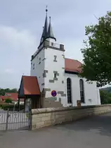 Glash�tten, Ev. Pfarrkirche St. Bartholom�us, Saalbau mit eingezogenem Chor und Westbau mit drei T�rmchen, erbaut von 1617 bis 1618 (19.05.2018)