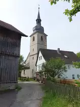 Neust�dtlein am Forst, Ev. St. Johannes der T�ufer Kirche, Chorturmkirche aus Sandsteinquadern mit Nordturm, Turmuntergeschoss 1465, die Turmobergeschosse nach 1700, Langhaus 1818 (19.05.2018)