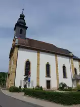 Oberailsfeld, kath. Pfarrkirche St. Burkhard, Saalbau mit eingezogenem polygonalen Chor, erbaut von 1769 bis 1770 durch Martin Mayer und 
Wenzel Schwesner (19.05.2018)