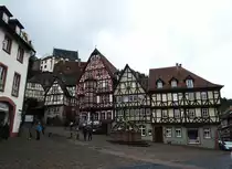 MILTENBERG/MAIN-MARKTPLATZ- PERLE DES MAINS 
Hier,am 27.4.2019,der Marktplatz von MILTENBERG/MAIN,der  PERLE DES MAINS ,mit der die romantische
Stadt �berragenden MILDENBURG,,,das Geb�ude-Ensemble ist Modellbahnern als Bausatzmodell der
Firma KIBRI bestens vertraut....
