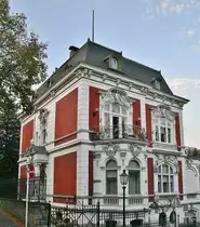 Villa an der Sadowastra�e im Wuppertaler Briller-Viertel.

Das gr��te zusammenh�ngende Villen-Viertel Deutschlands, das Briller-Viertel in Wuppertal, lockt mit fast 300 dieser Prachtexemplare, auf die H�henz�ge nah der Innenstadt und der kleinen aber feinen  Altstadt , dem Luisenviertel, das sich mit den umliegenden, riesigen Best�nden an Gr�nderzeit- und Jugendstilbauten z.B. auf dem �lberg, immer mehr zum Kreuzberg NRW's und dem kreativen Kietz schlechthin entwickelt. Eine der dortigen Villen, ist die als  Galerie Parnass  in der Kunstwelt legend�re und ber�hmte Villa Jaehrling, in der, wie es die FAZ beschrieb, 1963 eine der Schl�sselausstellungen des 20 Jahrhunderts mit Joseph Beuys, Bazon Brock, Charlotte Moorman, Nam June Paik, Eckart Rahn, Tomas Schmit und Wolf Vostell stattfand. Das Happening war der Kristallisations-Punkt der Fluxus-Bewegung in Deutschland. Ferner wohnten unter anderem die Dichterin Else-Lasker-Sch�ler, Bayer und IG-Farben-Chef Carl Duisberg und Johannes Rau im Briller-Viertel. 03.10.2011