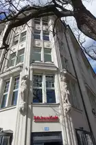 Hamburg am 31.3.2019: Das Bieberhaus unmittelbar am Hauptbahnhof. Der Eingang mit Atlanten - muskul�se Figuren aus Stein, die das Geb�ude zu tragen scheinen. 1909 erbaut  nach Pl�nen der Architekten Johann Gottlieb Rambatz und Wilhelm Jollasse, es steht unter Denkmalschutz. Seit 2011 hat hier das Ohnsorg-Theater seine Spielst�tte /
Der Name geht zur�ck auf eine private Knabenschule in St. Georg, die ehemals auf dem Grundst�ck stand. Theodor August Bieber war der damalige Leiter der Anstalt.
