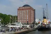 Hamburg-Altona am 30.4.2019: F�hranleger Museumshafen Neum�hlen mit dem Geb�ude der Augustinum Seniorenresidenz Hamburg, an dieser Stelle stand urspr�nglich das „Union K�hlhaus“, beim Umbau brannte es aus und wurde im gleichen Stil wieder aufgebaut /