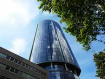 K�LN-DEUTZ TRIANGLE-HOCHHAUS AN DER HOHENZOLLERNBR�CKE
Von der Panorama-Plattform auf dem Dach des TRIANGLE-Hochhauses am Deutzer Rheinufer,das B�ros zahlreicher
Firmen beherbergt,hat man einen fantastischen Blick �ber die gesamte Domstadt...am 3.5.2019