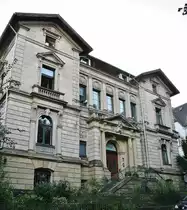 1898 erbaute Villa in der Goebenstra�e 16, des Briller-Viertels in Wuppertal.

Das gr��te zusammenh�ngende Villen-Viertel Deutschlands, das Briller-Viertel in Wuppertal, lockt mit fast 300 dieser Prachtexemplare, auf die H�henz�ge nah der Innenstadt und der kleinen aber feinen  Altstadt , dem Luisenviertel, das sich mit den umliegenden, riesigen Best�nden an Gr�nderzeit- und Jugendstilbauten z.B. auf dem �lberg, immer mehr zum Kreuzberg NRW's und dem kreativen Kietz schlechthin entwickelt. Eine der dortigen Villen, ist die als  Galerie Parnass  in der Kunstwelt legend�re und ber�hmte Villa Jaehrling, in der, wie es die FAZ beschrieb, 1963 eine der Schl�sselausstellungen des 20 Jahrhunderts mit Joseph Beuys, Bazon Brock, Charlotte Moorman, Nam June Paik, Eckart Rahn, Tomas Schmit und Wolf Vostell stattfand. Das Happening war der Kristallisations-Punkt der Fluxus-Bewegung in Deutschland. Ferner wohnten unter anderem die Dichterin Else-Lasker-Sch�ler, Bayer und IG-Farben-Chef Carl Duisberg und Johannes Rau im Briller-Viertel. 03.10.2011