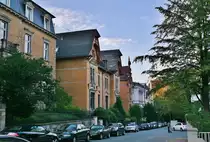 Die Viktoriastra�e im Wuppertaler Briller-Viertel.

Das gr��te zusammenh�ngende Villen-Viertel Deutschlands, das Briller-Viertel in Wuppertal, lockt mit fast 300 dieser Prachtexemplare, auf die H�henz�ge nah der Innenstadt und der kleinen aber feinen  Altstadt , dem Luisenviertel, das sich mit den umliegenden, riesigen Best�nden an Gr�nderzeit- und Jugendstilbauten z.B. auf dem �lberg, immer mehr zum Kreuzberg NRW's und dem kreativen Kietz schlechthin entwickelt. Eine der dortigen Villen, ist die als  Galerie Parnass  in der Kunstwelt legend�re und ber�hmte Villa Jaehrling, in der, wie es die FAZ beschrieb, 1963 eine der Schl�sselausstellungen des 20 Jahrhunderts mit Joseph Beuys, Bazon Brock, Charlotte Moorman, Nam June Paik, Eckart Rahn, Tomas Schmit und Wolf Vostell stattfand. Das Happening war der Kristallisations-Punkt der Fluxus-Bewegung in Deutschland. Ferner wohnten unter anderem die Dichterin Else-Lasker-Sch�ler, Bayer und IG-Farben-Chef Carl Duisberg und Johannes Rau im Briller-Viertel. 03.10.2011