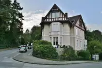Villa an der Moltke-, Ecke, Goebenstra�e im Briller-Viertel in Wuppertal.

Das gr��te zusammenh�ngende Villen-Viertel Deutschlands, das Briller-Viertel in Wuppertal, lockt mit fast 300 dieser Prachtexemplare, auf die H�henz�ge nah der Innenstadt und der kleinen aber feinen  Altstadt , dem Luisenviertel, dass sich mit den umliegenden, riesigen Best�nden an Gr�nderzeit- und Jugendstilbauten z.B. auf dem �lberg, immer mehr zum Kreuzberg NRW's und dem kreativen Kietz schlechthin entwickelt. Eine der dortigen Villen, ist die als  Galerie Parnass  in der Kunstwelt legend�re und ber�hmte Villa Jaehrling, in der, wie es die FAZ beschrieb, 1963 eine der Schl�sselausstellungen des 20 Jahrhunderts mit Joseph Beuys, Bazon Brock, Charlotte Moorman, Nam June Paik, Eckart Rahn, Tomas Schmit und Wolf Vostell stattfand. Das Happening war der Kristallisations-Punkt der Fluxus-Bewegung in Deutschland. Ferner wohnten unter anderem die Dichterin Else-Lasker-Sch�ler, Bayer und IG-Farben-Chef Carl Duisberg und Johannes Rau im Briller-Viertel. 03.10.2011