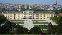 Wien, Schloss Sch�nbrunn, erbaut von 1696 bis 1701 durch Johann Bernhard Fischer von Erlach (19.04.2019)