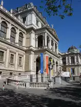 Wien, Geb�ude der Universit�t am Universit�tsring, erbaut von 1873 bis 1884 durch Heinrich Ferstel (20.04.2019)