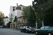 Villa in der Viktoriastra�e im Briller-Viertel / Wuppertal.  

Das gr��te zusammenh�ngende Villen-Viertel Deutschlands, das Briller-Viertel in Wuppertal, lockt mit fast 300 dieser Prachtexemplare, auf die H�henz�ge nah der Innenstadt und der kleinen aber feinen  Altstadt , dem Luisenviertel, das sich mit den umliegenden, riesigen Best�nden an Gr�nderzeit- und Jugendstilbauten z.B. auf dem �lberg, immer mehr zum Kreuzberg NRW's und dem kreativen Kietz schlechthin entwickelt. Eine der dortigen Villen, ist die als  Galerie Parnass  in der Kunstwelt legend�re und ber�hmte Villa Jaehrling, in der, wie es die FAZ beschrieb, 1963 eine der Schl�sselausstellungen des 20 Jahrhunderts mit Joseph Beuys, Bazon Brock, Charlotte Moorman, Nam June Paik, Eckart Rahn, Tomas Schmit und Wolf Vostell stattfand. Das Happening war der Kristallisations-Punkt der Fluxus-Bewegung in Deutschland. Ferner wohnten unter anderem die Dichterin Else-Lasker-Sch�ler, Bayer und IG-Farben-Chef Carl Duisberg und Johannes Rau im Briller-Viertel. 03.10.2011