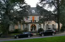 �rmlicher Sozialbau an der Ecke Goeben-Platz zur Bismarck-Stra�e im Briller-Villen-Viertel in Wuppertal. ;-)

Das gr��te zusammenh�ngende Villen-Viertel Deutschlands, das Briller-Viertel in Wuppertal, lockt mit fast 300 dieser Prachtexemplare, auf die H�henz�ge nah der Innenstadt und der kleinen aber feinen  Altstadt , dem Luisenviertel, das sich mit den umliegenden, riesigen Best�nden an Gr�nderzeit- und Jugendstilbauten z.B. auf dem �lberg, immer mehr zum Kreuzberg NRW's und dem kreativen Kietz schlechthin entwickelt. Eine der dortigen Villen, ist die als  Galerie Parnass  in der Kunstwelt legend�re und ber�hmte Villa Jaehrling, in der, wie es die FAZ beschrieb, 1963 eine der Schl�sselausstellungen des 20 Jahrhunderts mit Joseph Beuys, Bazon Brock, Charlotte Moorman, Nam June Paik, Eckart Rahn, Tomas Schmit und Wolf Vostell stattfand. Das Happening war der Kristallisations-Punkt der Fluxus-Bewegung in Deutschland. Ferner wohnten unter anderem die Dichterin Else-Lasker-Sch�ler, Bayer und IG-Farben-Chef Carl Duisberg und Johannes Rau im Briller-Viertel. 03.10.2011