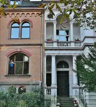  Putzige  Villen-Nachbarschaft und Villen dicht auf dicht, im Briller-Viertel in Wuppertal.

Das gr��te zusammenh�ngende Villen-Viertel Deutschlands, das Briller-Viertel in Wuppertal, lockt mit fast 300 dieser Prachtexemplare, auf die H�henz�ge nah der Innenstadt und der kleinen aber feinen  Altstadt , dem Luisenviertel, das sich mit den umliegenden, riesigen Best�nden an Gr�nderzeit- und Jugendstilbauten z.B. auf dem �lberg, immer mehr zum Kreuzberg NRW's und dem kreativen Kietz schlechthin entwickelt. Eine der dortigen Villen, ist die als  Galerie Parnass  in der Kunstwelt legend�re und ber�hmte Villa Jaehrling, in der, wie es die FAZ beschrieb, 1963 eine der Schl�sselausstellungen des 20 Jahrhunderts mit Joseph Beuys, Bazon Brock, Charlotte Moorman, Nam June Paik, Eckart Rahn, Tomas Schmit und Wolf Vostell stattfand. Das Happening war der Kristallisations-Punkt der Fluxus-Bewegung in Deutschland. Ferner wohnten unter anderem die Dichterin Else-Lasker-Sch�ler, Bayer und IG-Farben-Chef Carl Duisberg und Johannes Rau im Briller-Viertel. 03.10.2011