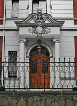 Eingangsbereich einer Villa an der Sadowastra�e im Briller-Viertel in Wuppertal.

Das gr��te zusammenh�ngende Villen-Viertel Deutschlands, das Briller-Viertel in Wuppertal, lockt mit fast 300 dieser Prachtexemplare, auf die H�henz�ge nah der Innenstadt und der kleinen aber feinen  Altstadt , dem Luisenviertel, das sich mit den umliegenden, riesigen Best�nden an Gr�nderzeit- und Jugendstilbauten z.B. auf dem �lberg, immer mehr zum Kreuzberg NRW's und dem kreativen Kietz schlechthin entwickelt. Eine der dortigen Villen, ist die als  Galerie Parnass  in der Kunstwelt legend�re und ber�hmte Villa Jaehrling, in der, wie es die FAZ beschrieb, 1963 eine der Schl�sselausstellungen des 20 Jahrhunderts mit Joseph Beuys, Bazon Brock, Charlotte Moorman, Nam June Paik, Eckart Rahn, Tomas Schmit und Wolf Vostell stattfand. Das Happening war der Kristallisations-Punkt der Fluxus-Bewegung in Deutschland. Ferner wohnten unter anderem die Dichterin Else-Lasker-Sch�ler, Bayer und IG-Farben-Chef Carl Duisberg und Johannes Rau im Briller-Viertel. 03.10.2011