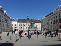 Wien, Innerer Burgplatz der Hofburg, Amalienburg mit dem davorstehenden Denkmal f�r Kaiser Franz I. (20.04.2019)