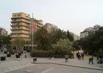 Blick von der Sagrada Familia �ber den angrenzenden Park  Pla�a de Gaud�  zu den H�usern am Carrer de Proven�a in Barcelona, 18.04.2019.